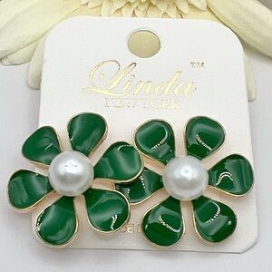 GREEN FLOWER STUD EARRINGS
